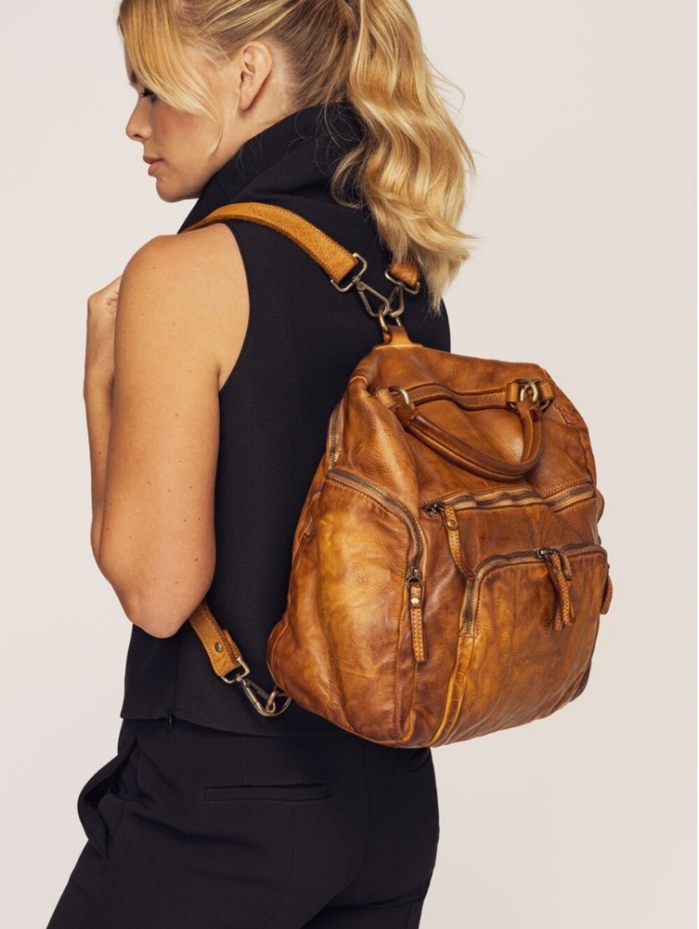 LUSHER QUEST CONVERTIBLE BACKPACK BAG - COGNAC